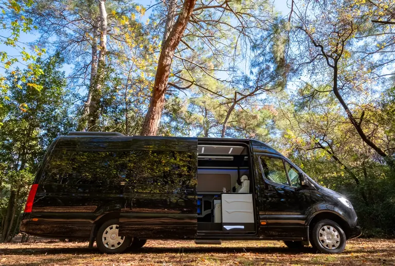 DiscoverTravel premium minivan