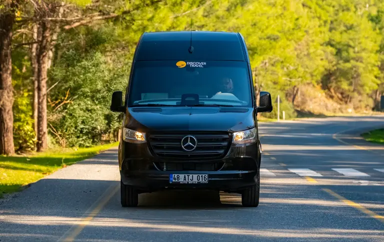 Black premium DiscoverTravel minivan