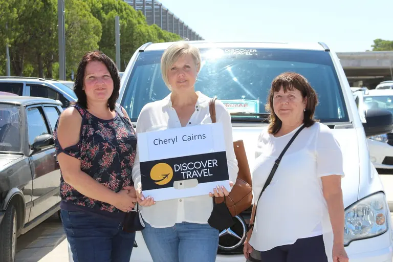 Privé ontvangst op de luchthaven door Discover Travel voor een voertuig met logo