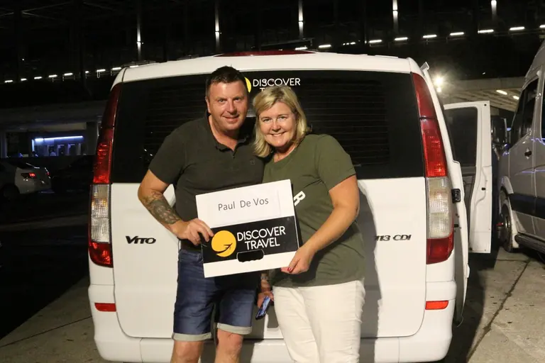Privé ontvangst op de luchthaven door Discover Travel voor een voertuig met logo